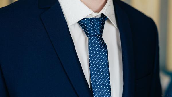 ネイビースーツに合わせるネクタイのおすすめは？印象の違いを解説